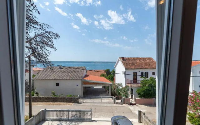 Beautiful Apartment in Maslenica With Jacuzzi, Wifi and 3 Bedrooms