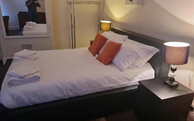 Cheerful 4-bedroom holiday home close to the Sea