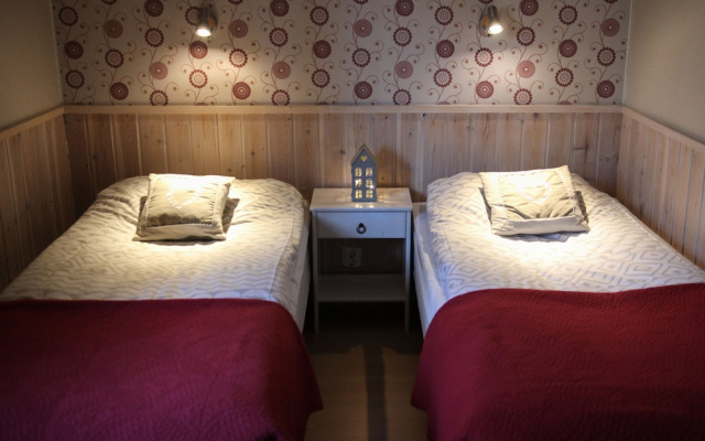 Isokenkäisten Klubi, Wilderness lodge