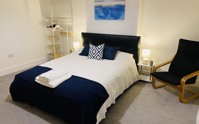 Church Road Apartment by Aldershot Short Stays