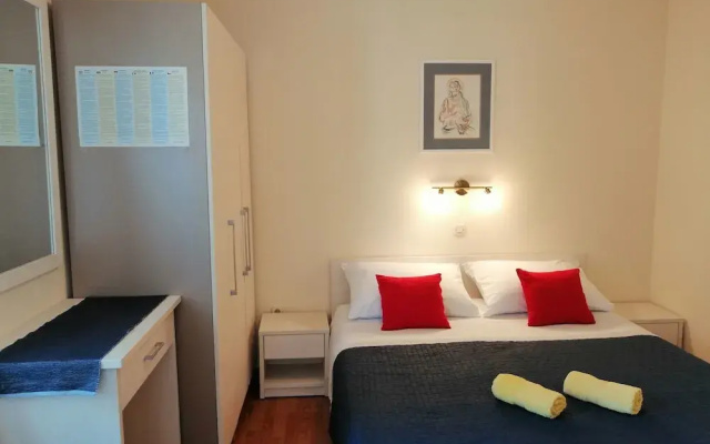 Apartments Pharos