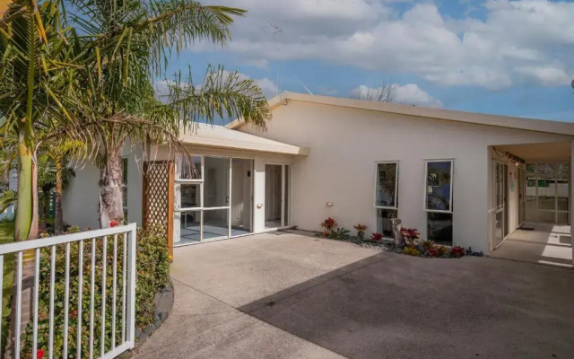 The Bach - Whangamata Holiday Home