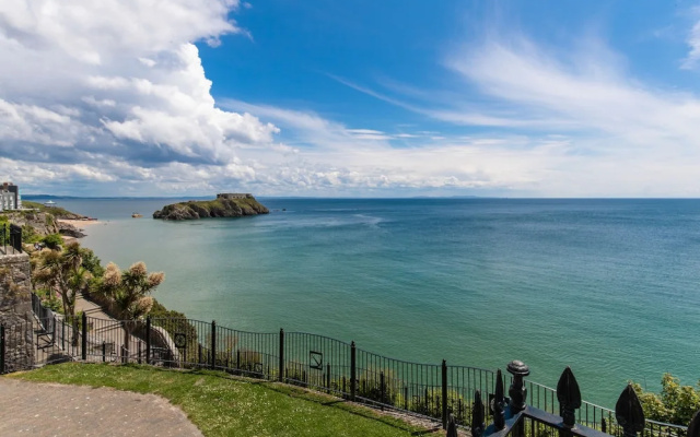 Spinnaker - Close to Town Sea Views