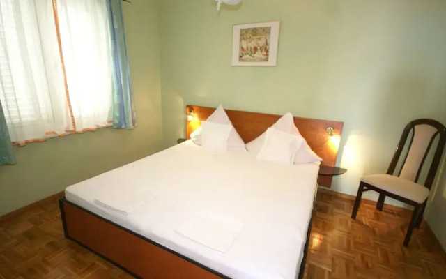 Spacious Apartment in Drage With Parking