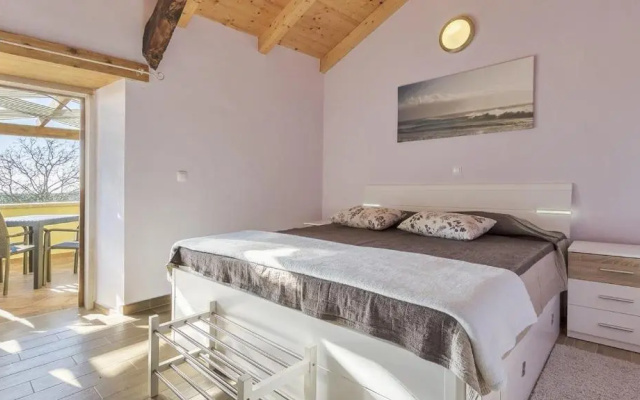 Ive in Orbanići with 5 bedrooms and 2 bathrooms