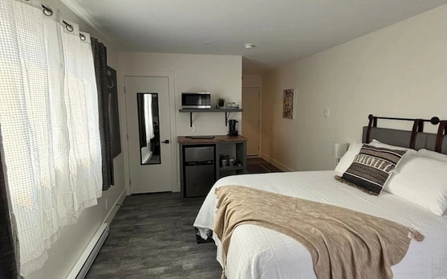 Skaha Lake Airport Inn & Suites