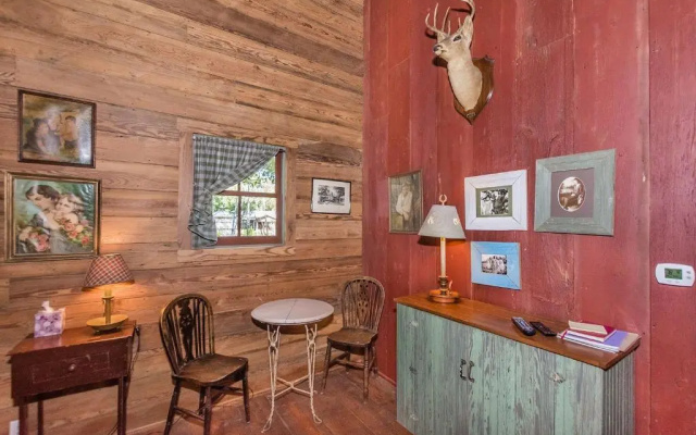 Ada's Peach Street Hideaway - Whole House