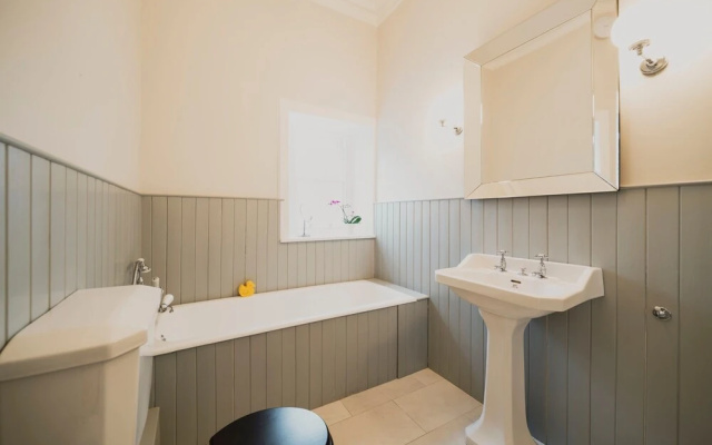 Beautiful 3 Bedroom Georgian Townhouse With Parking