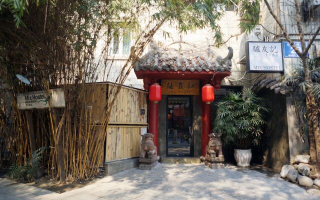 Chengdu Mix Hostel Poshpacker& Cocktail Bar вид на фасад