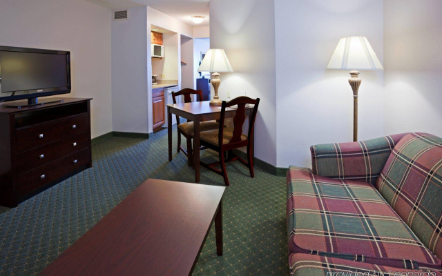 Holiday Inn Express Hotel & Suites Oshkosh by IHG