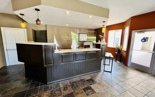 Court Plaza Inn & Suites