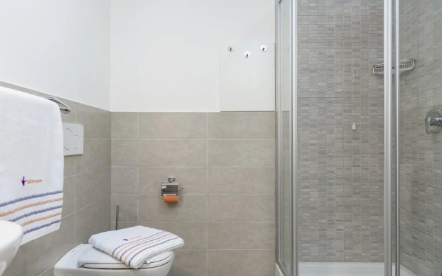Marinas White Apartment