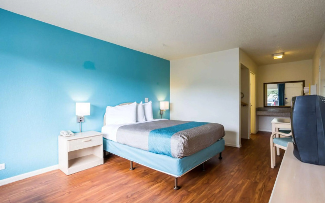 Motel 6 Spring Hill, FL - Weeki Wachee
