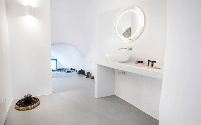 Suite With Indoor and Outdoor Jacuzzi