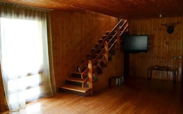 Casa dintre Lacuri