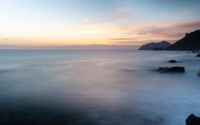 Black Rocks Family, Luxury Seafront maisonette