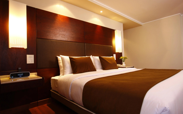 Reina Isabel Hotel & Suites
