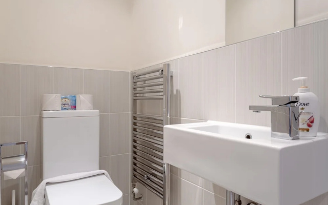 2 Bed Townhouse in Shepherds Bush