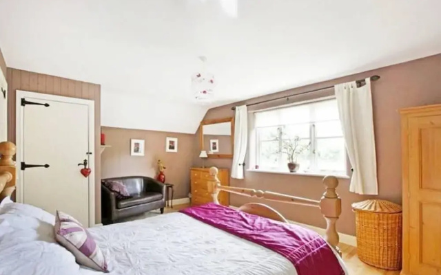 5-bed Home - Sleeps 12, Pool, Garden & Play Area