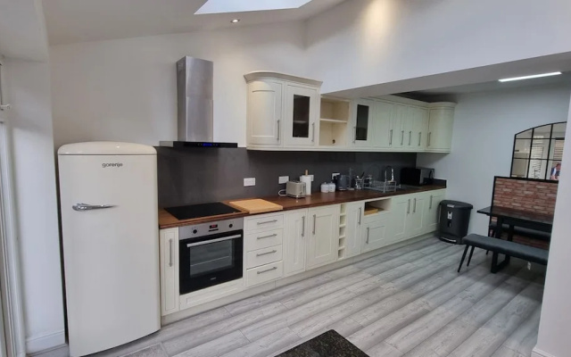 St Albans Stylish Suite With Kitchenette