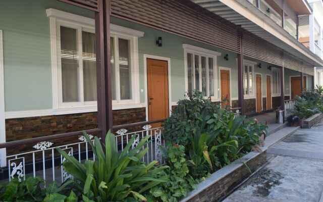 WEStay at the Grand Nyaung Shwe Hotel вид на фасад