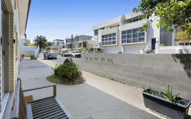 Ground Floor 2-bed Mermaid Beach Pad With Parking