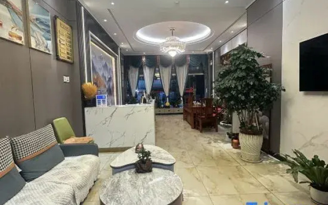 Qujing Qingyi Business Hotel