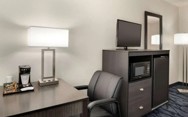 Days Inn by Wyndham Toledo Airport