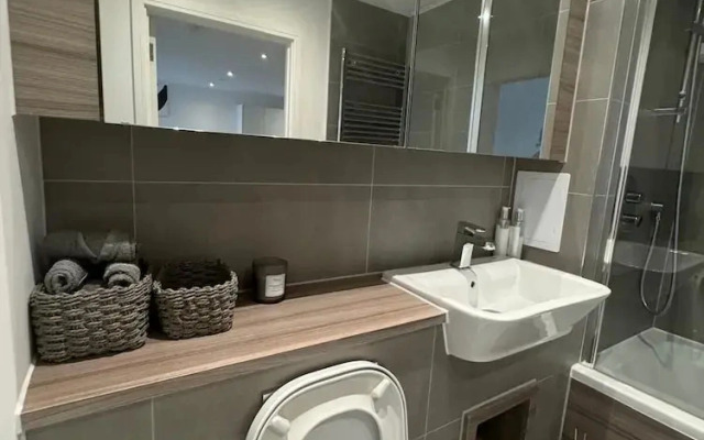 Barking Bliss - Bright Apartment With City Views