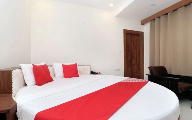 Oyo 18504 Hotel Safari