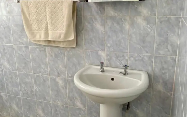 Poolside Executive Suite Near Airport - 2322