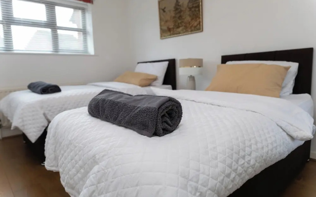 4 Bed House - Sleeps 8 - Hottub - Garden - Parking