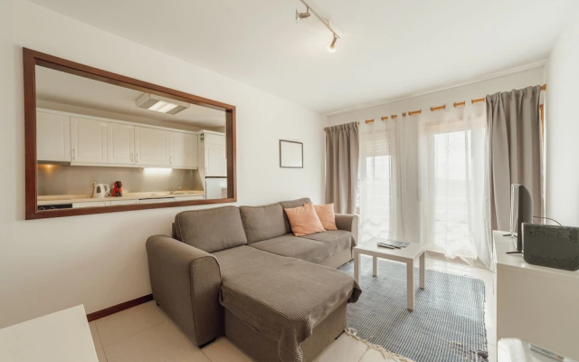 Espinho Modern 3 Bedroom Apartment by Vacationy