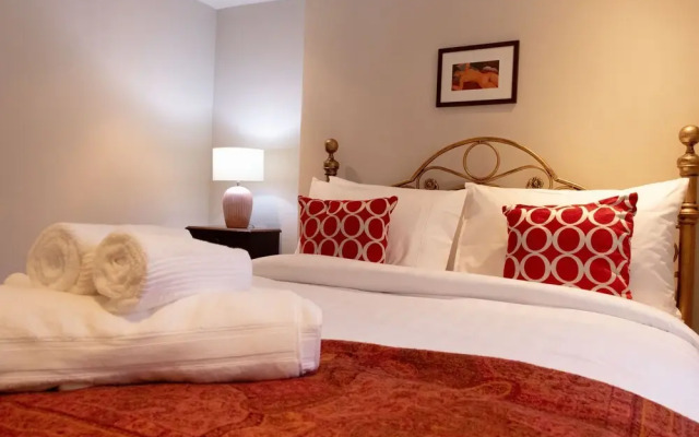 Trendy Two Bed Apartment With Private Garden