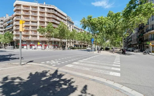 Arc de Triomf Luxury Modern 2-Bedroom 2-Bathroom