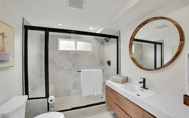 Brand-New Chic Nest In Prime Location