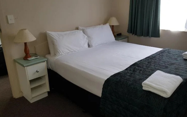 Earls Court Motel & Apartments