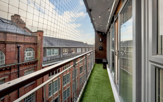 The Acacia, Luxury with Private Balcony + Parking