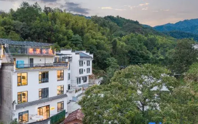 MoxiCourtyard Villa;AccommodationforLeisure andVacationwithMountainViews(WuyuanHualiScenicAreaStore)