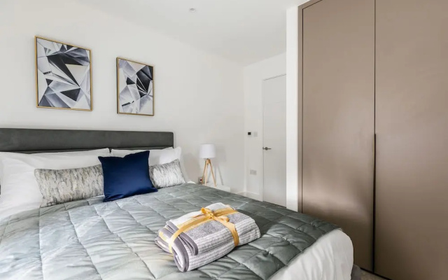 Luxury 1 Bed Apartment in Olympia Kensington