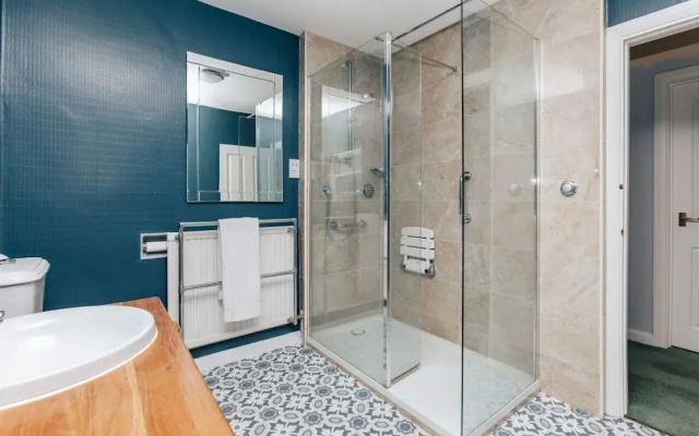 Montpellier House Centrally Located Large Garden - From 300 Per Night