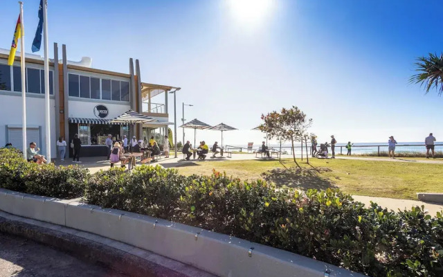 Waterfront Canal Escape in Burleigh