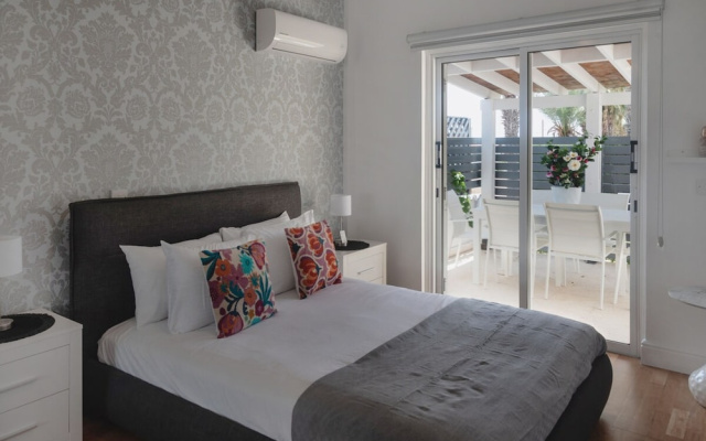 Botanical Art House by Staycom