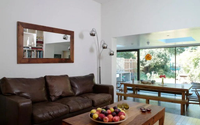 Stunning 5 bed house with private garden