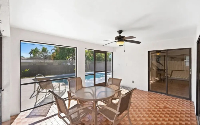 Avanti Vacation Rental, Relaxing 3-BR Retreat with Private Pool Minutes from Vanderbilt Beach and Delnor-Wiggins State Park. Enjoy Southern Exposure, BBQ Area, and Pet-Friendly Comfort