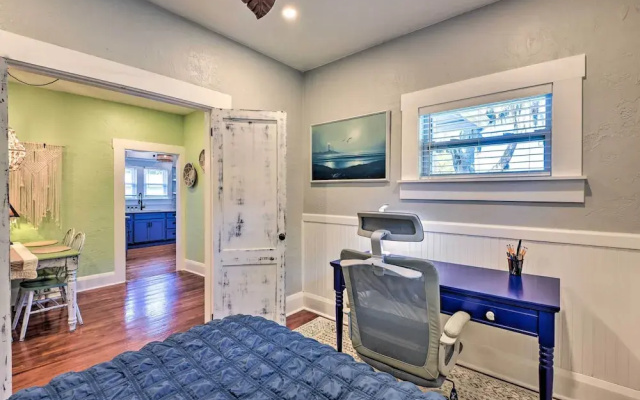 Bright Bradenton Retreat: 1 Mi to Downtown!