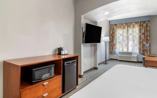 Comfort Inn & Suites Cleveland TX