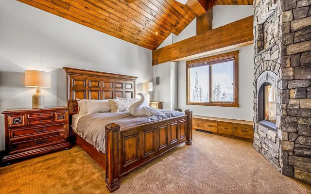 Inuksuk Lodge 4800 sq ft of Excellence