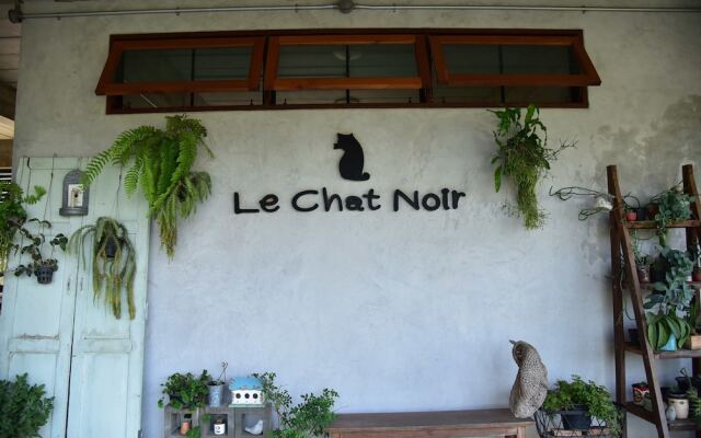 Le Chat Noir In Khanong Phra Thailand From 88 Photos