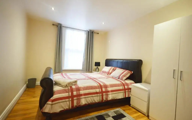 London Zone 2 Three Bedroom Apartment